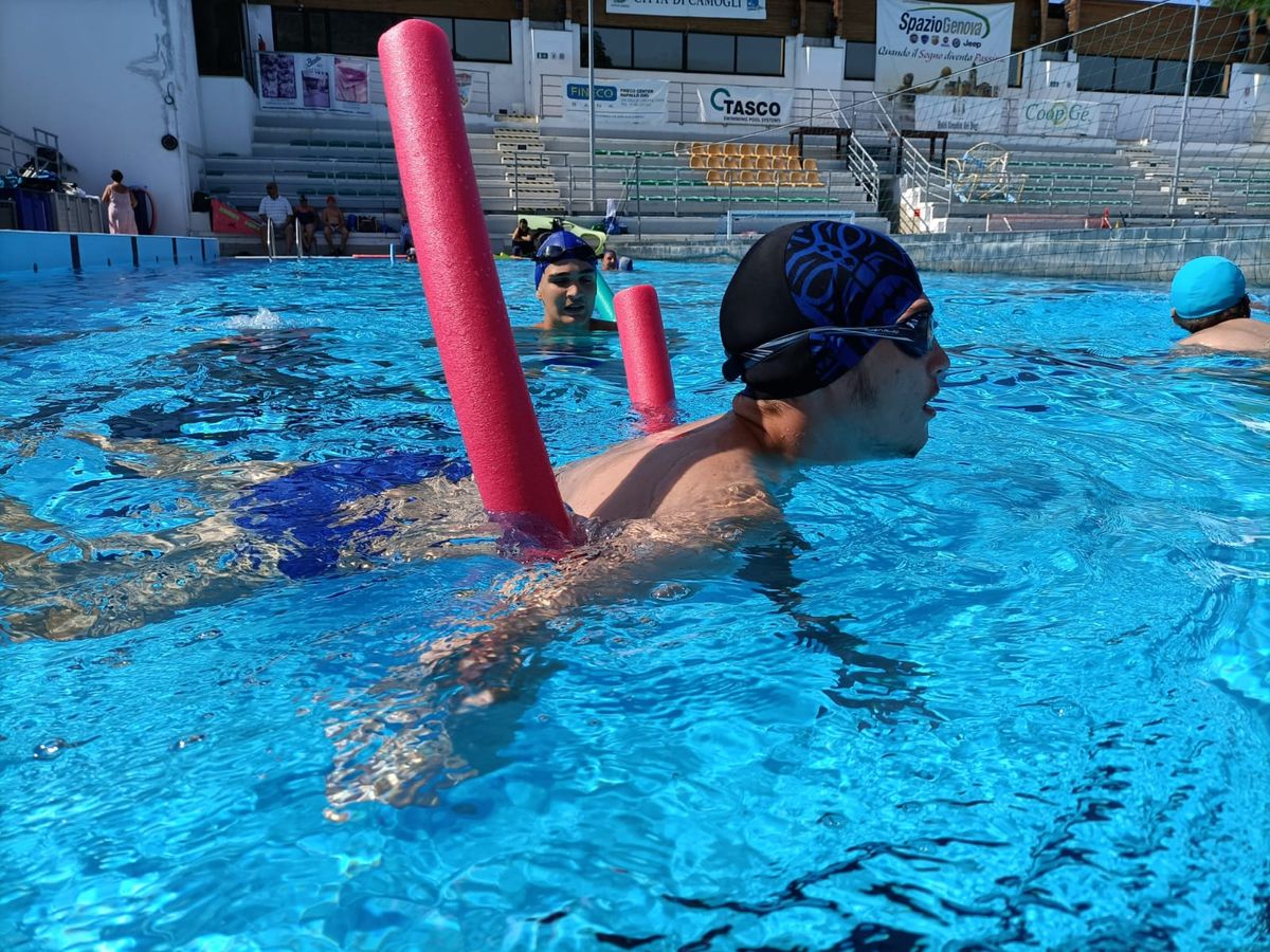 primo piano di allievo in acqua in piscina
