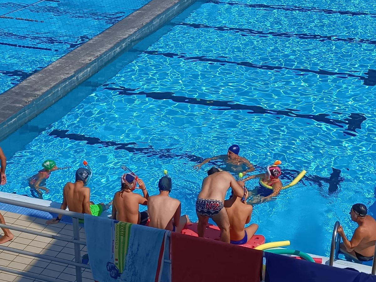 foto dagli spalti di allievi in preparazione alla sessione in piscina