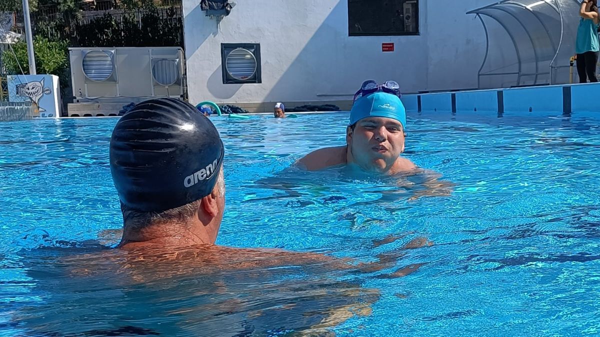 primo piano di allieva con istruttore in piscina durante la sessione di special snorkeling