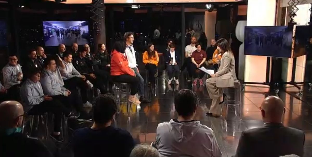 ripresa dello studio televisivo di Primo Canale con intervistato il direttore didattico del CSM Duilio Marcante e alcuni allievi e allieve 