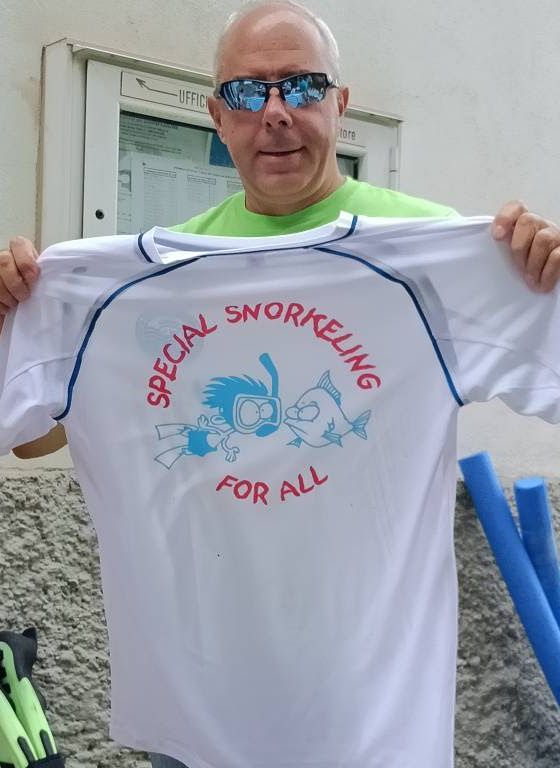 istruttore che mostra la maglietta Special Snorkeling