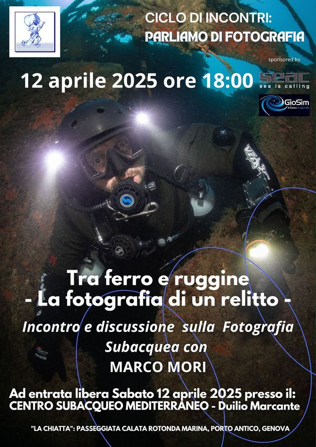 Tra ferro e ruggine - la fotografia di un relitto - incontro del 12 aprile 2025 ore 18:00 in Chiatta a Genova - ciclo di incontri Parliamo di fotografia subacquea locandina incontro del 12 aprile 2025 ore 18:00 sulla fotografia subacquea, riprende Marco Mori sott'acqua con attrezzatura da fotografo sub e 3 torce, mentre esplora un relitto subacqueo