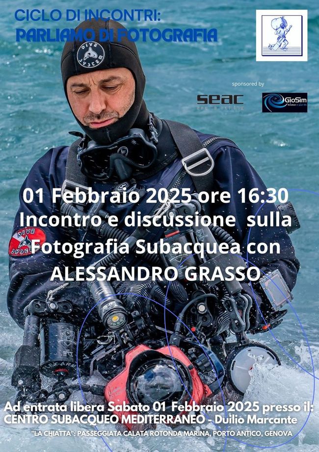 01 febbraio 2025 - ore 16:30 | Incontro e discussione sulla fotografia subacquea con Alessandro Grasso. subacqueo che emerge dall'acqua con attrezzatura da fotografia sub