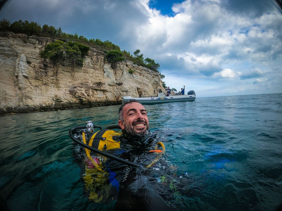 closup su Claudio Colombo con la testa fuori dall'acqua e attrezzatura subacquea, autore del documentario «Come un sasso nel mare»