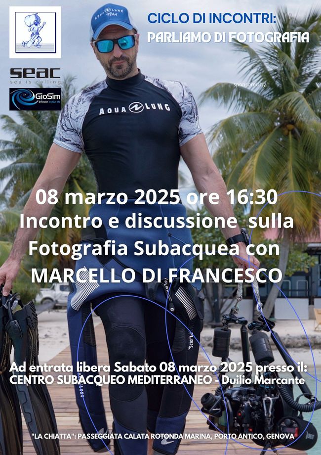 08 marzo 2025 - ore 16:30 | Incontro e discussione sulla fotografia subacquea con Marcello Di Francesco. locandina dell'incontro con Marceddlo Di Francesco, subacqueo, ripreso in piedi fuori dall'acqua con attrezzatura da fotografia subacquea in una mano e pinne nell'altra, sullo sfondo delle palme